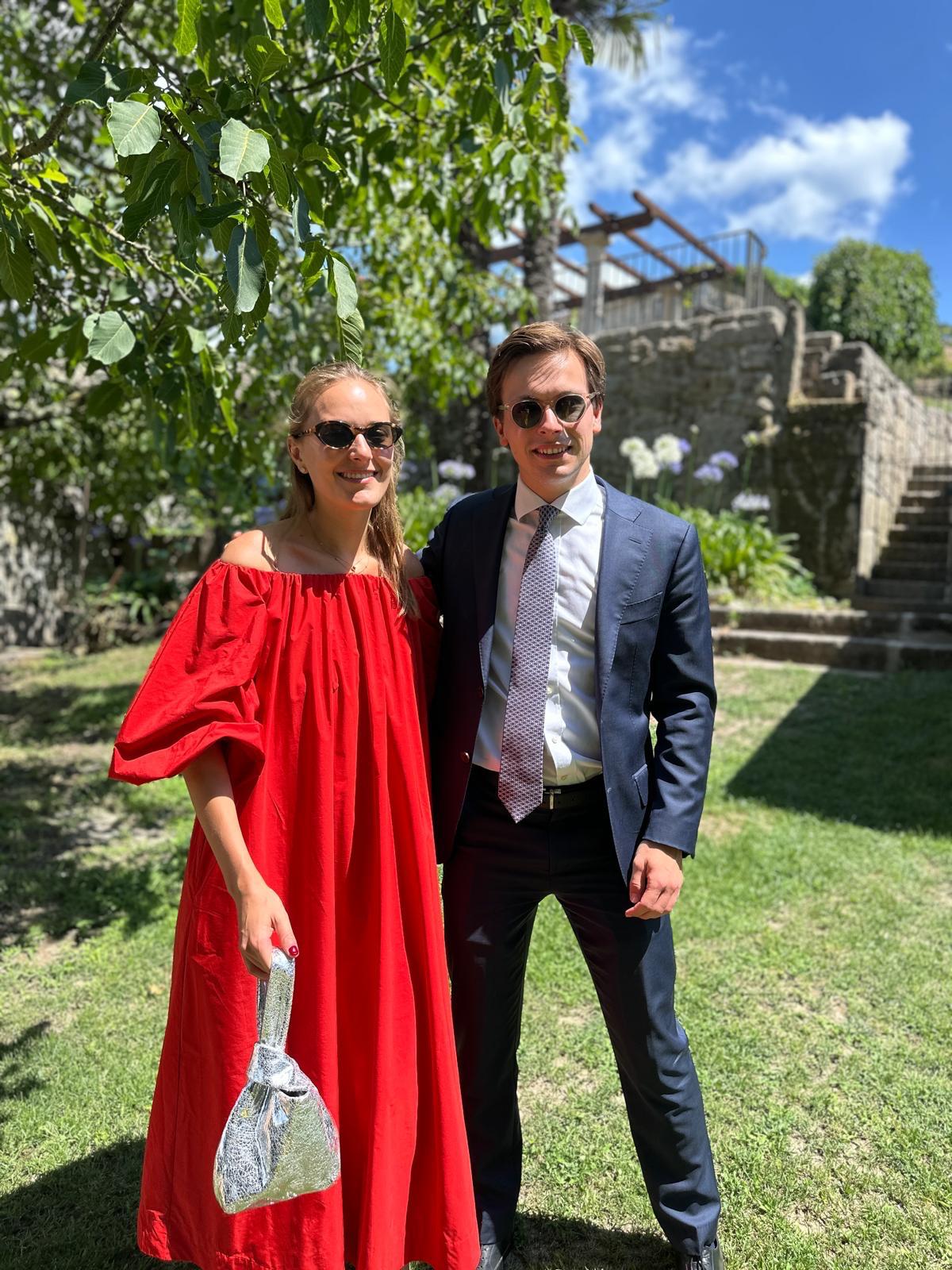 Robe mi-longue rouge à épaules nues