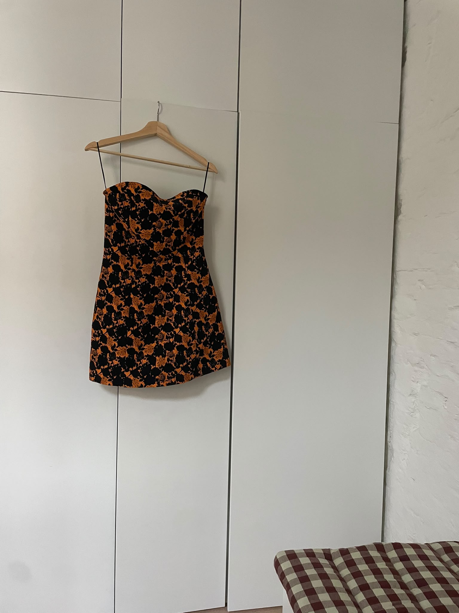 Baum und Pferdgarten Strapless Mini Dress – Orange & Black Floral